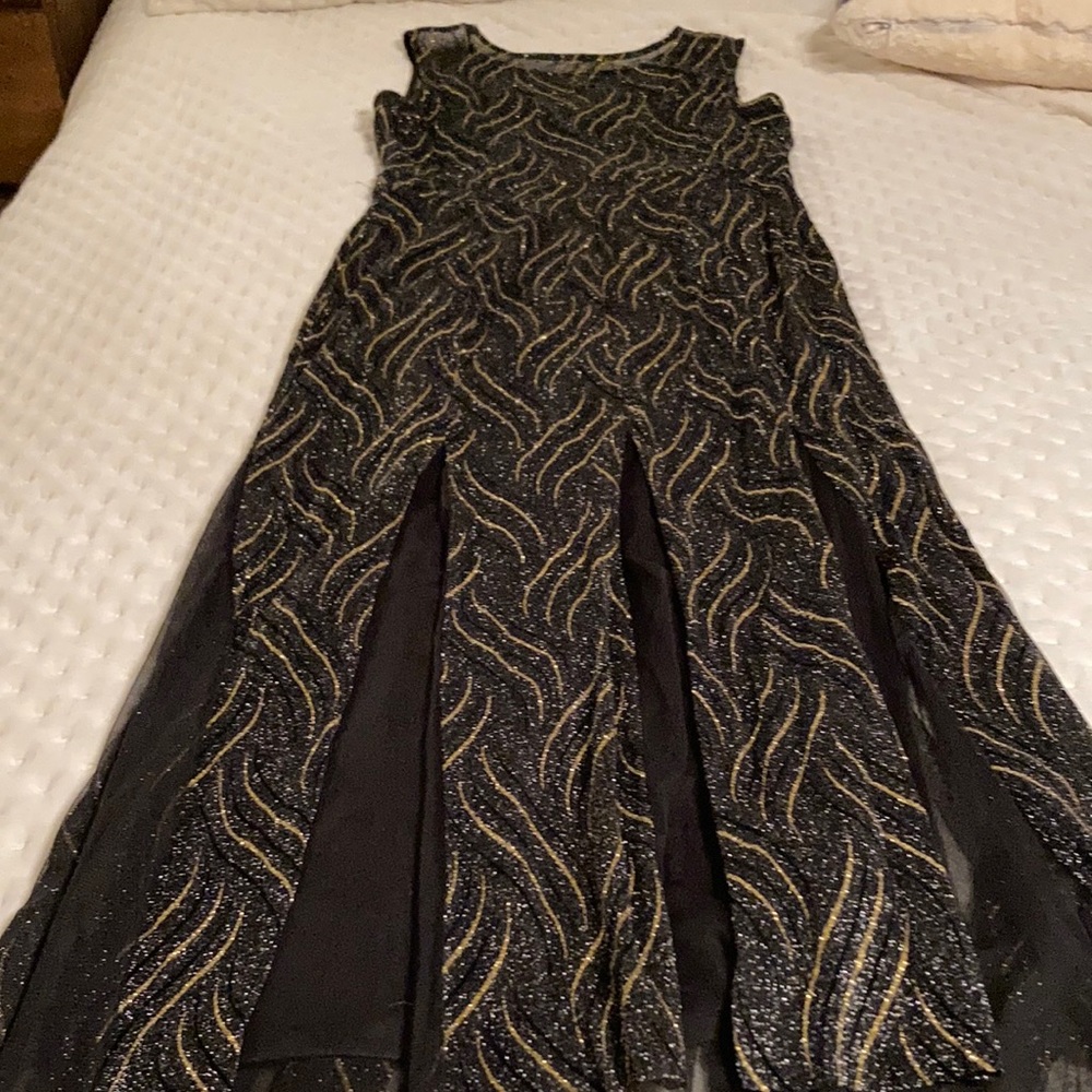 Women’s  elegant black and gold maxi sleeveless.
